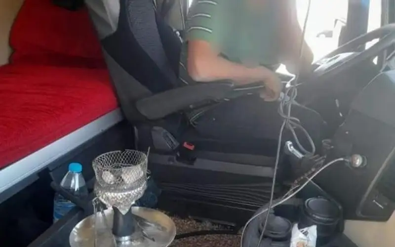 الدوريات الخارجية تحول سائق شاحة يأرجل