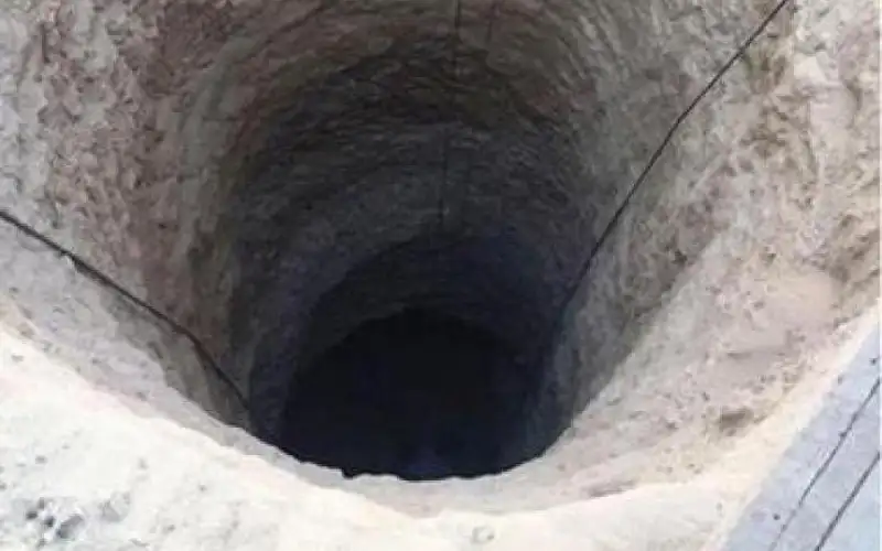 سقوط طفل داخل حفرة امتصاصية في