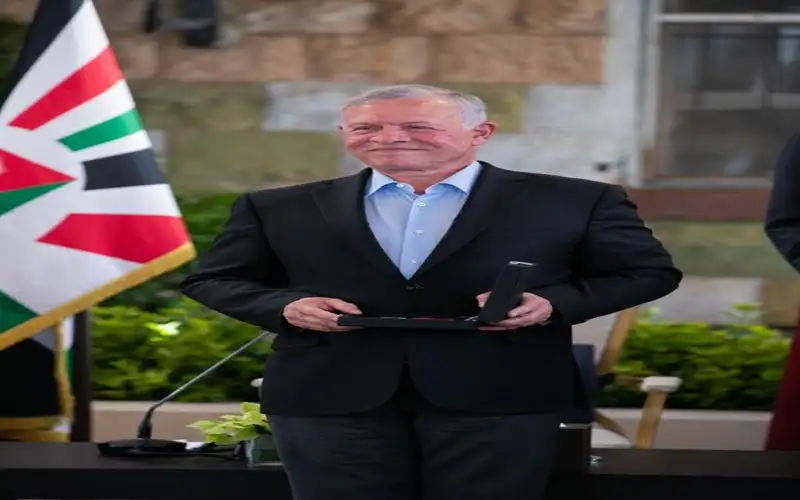 الملك ينعم بميدالية اليوبيل الفضي على