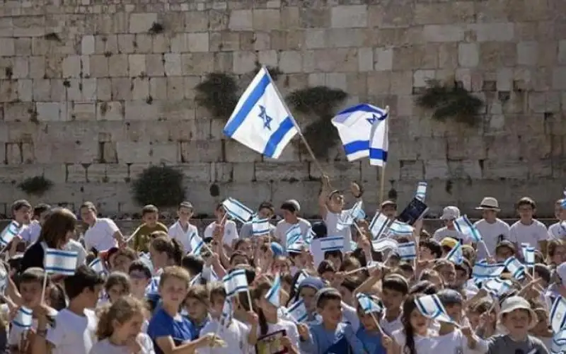 “العليا للكنائس”: رفع أعلام الاحتلال في