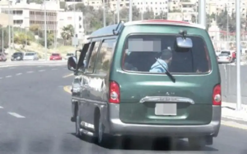 وفاة طفل سقط من باص ركوب