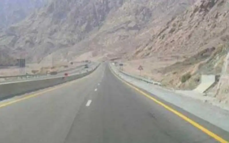 تدهور شاحنة على طريق العقبة الخلفي