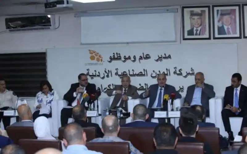 الحكومة تناقش مع الصناعيين والمستثمرين إنجازات