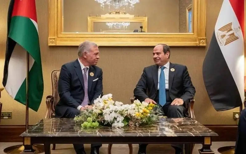 الملك يلتقي السيسي وعباس بقمة البحرين