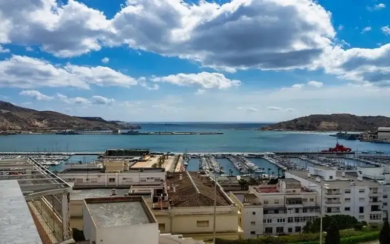 إسبانيا ترفض رسو سفينة تحمل أسلحة