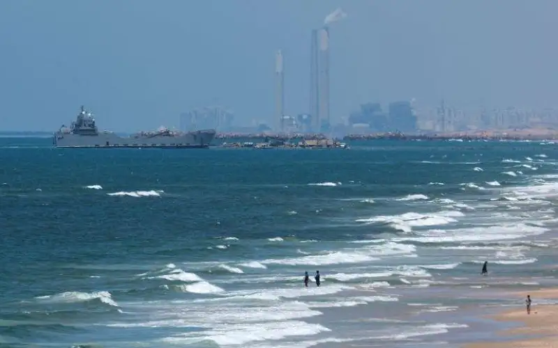 أولى شحنات المساعدات تتجه نحو شاطئ