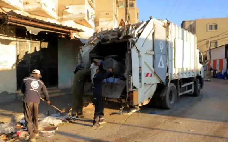 الاحتلال يغرق غزة بالنفايات ويدمر آليات