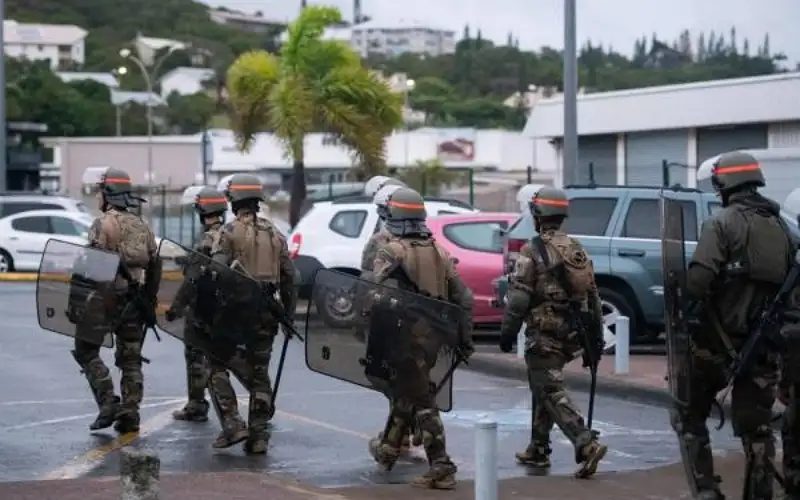 ماكرون يشترط عودة الهدوء إلى كاليدونيا