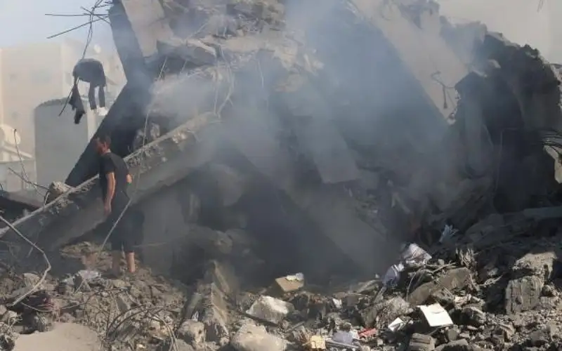 استشهاد فلسطيني وإصابة 8 في قصف