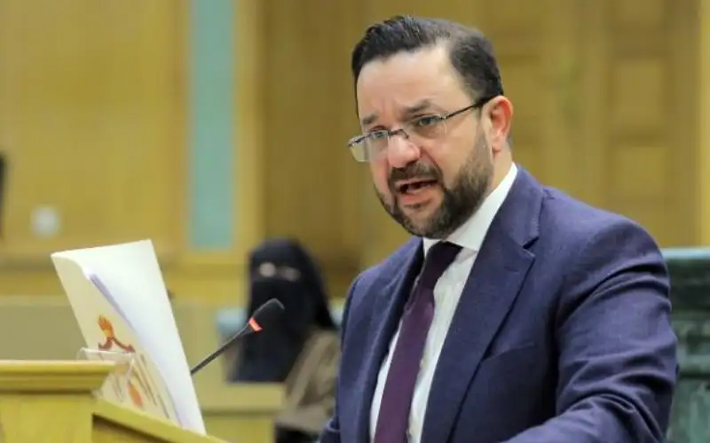 العسعس: لن نتجاوز سقف الدين بفلس