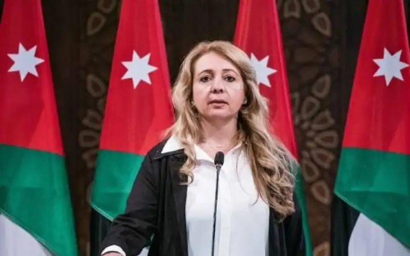 الحكومة: الإجازات بدون راتب لم تلغ