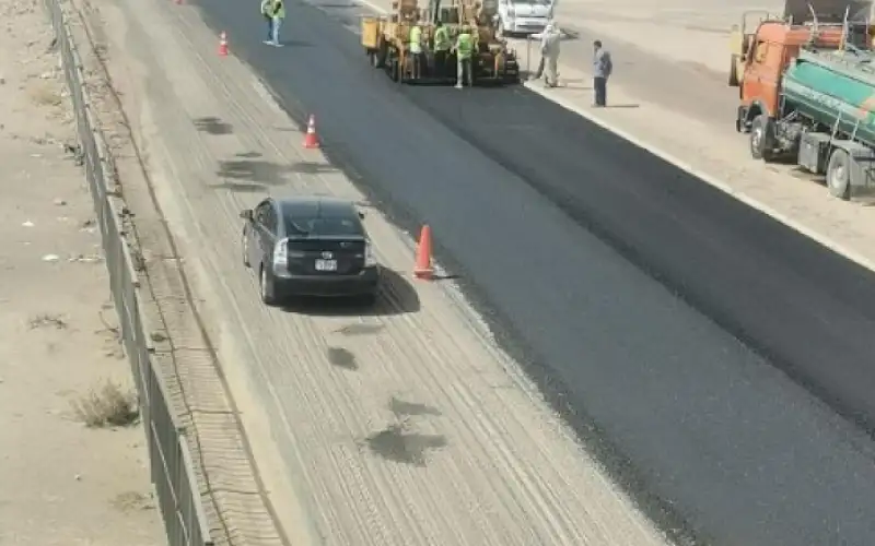 بدء فرش الخلطة الاسفلتية للصحراوي من