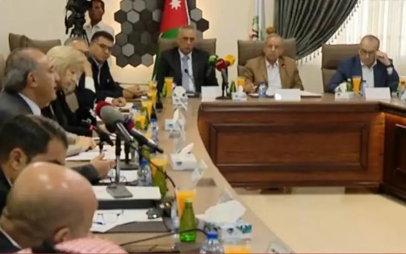 فريق وزاري يلتقي مسؤولين تنفيذيين في