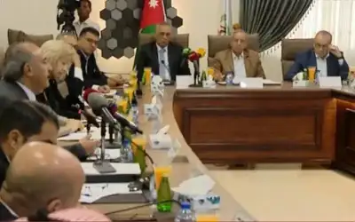 فريق وزاري يلتقي مسؤولين تنفيذيين في