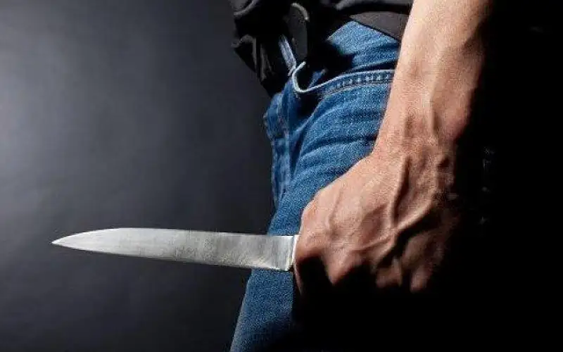 3 يعتدون على شاب بأدوات حادة