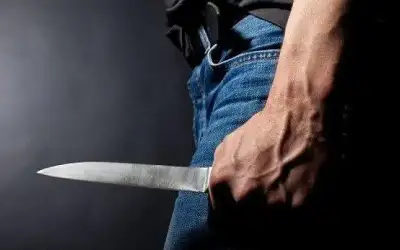 3 يعتدون على شاب بأدوات حادة