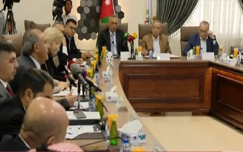 فريق وزاري يلتقي مسؤولين تنفيذيين في