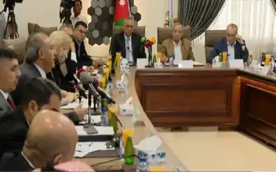 فريق وزاري يلتقي مسؤولين تنفيذيين في