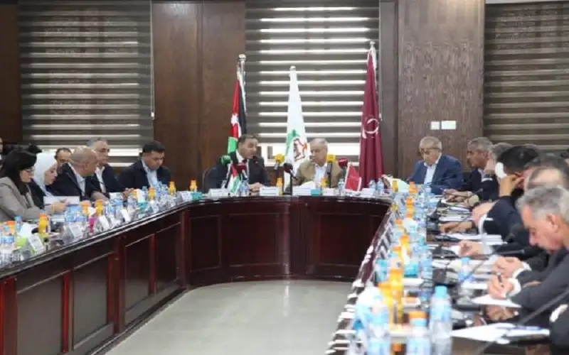 الفريق الوزاري يطلع على إنجازات محافظة