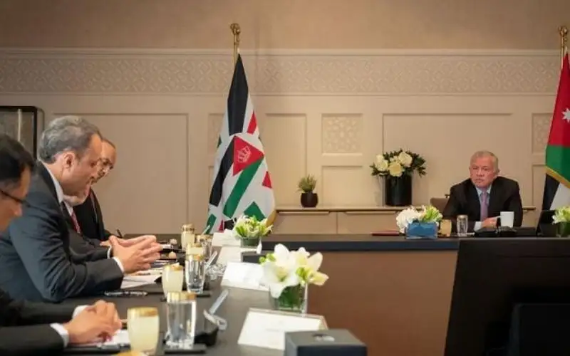 الملك يؤكد أهمية قطاع المحيكات في