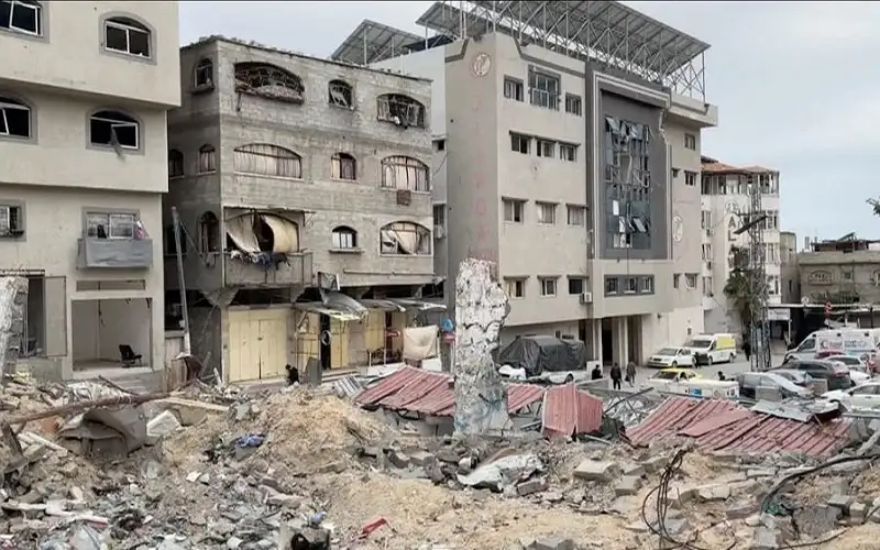 الاحتلال يحاصر مستشفى العودة لليوم الرابع