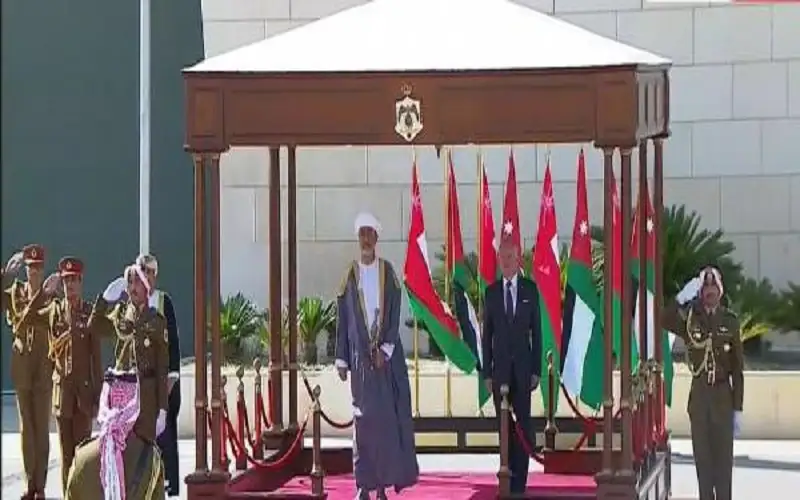 الملك يستقبل سلطان عمان لدى وصوله