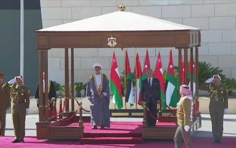 الملك وسلطان عمان يؤكدان ضرورة التوصل