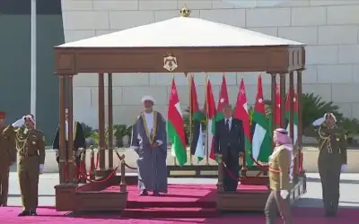 الملك وسلطان عمان يؤكدان ضرورة التوصل
