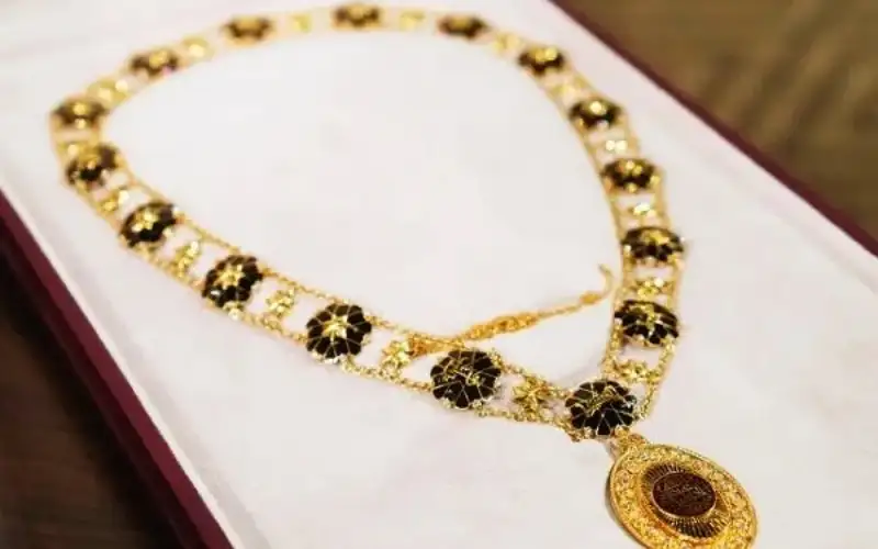 الملك وسلطان عمان يتبادلان أرفع الأوسمة