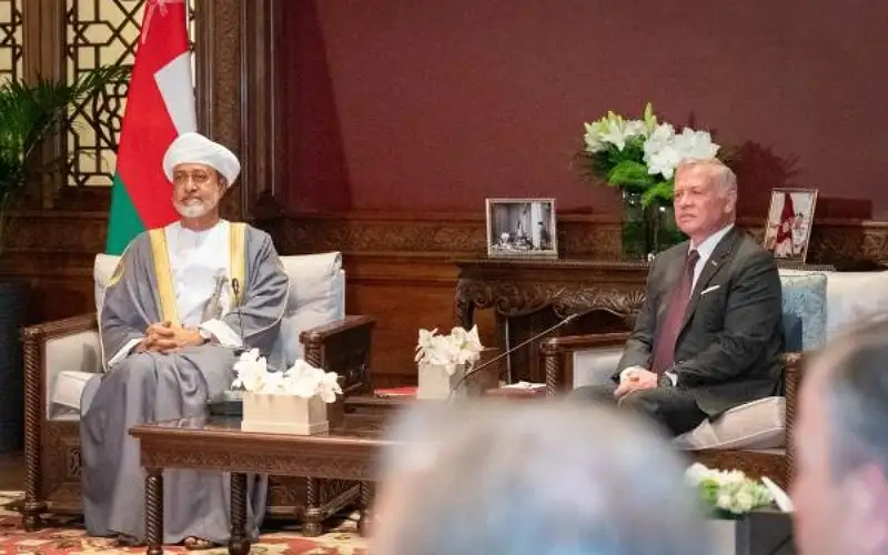 الملك يقيم مأدبة عشاء على شرف