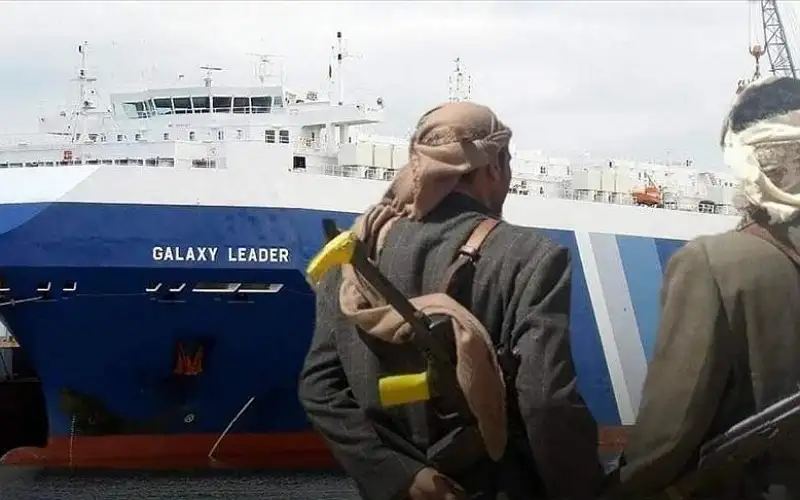 هجوم صاروخي على سفينة تجارية قرب