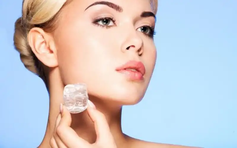 طريقة استعمال الثلج للوجه بخطوات سهلة