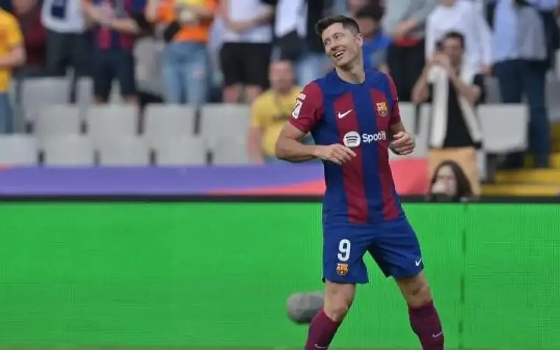 لماذا قرر ليفاندوفسكي البقاء في برشلونة؟