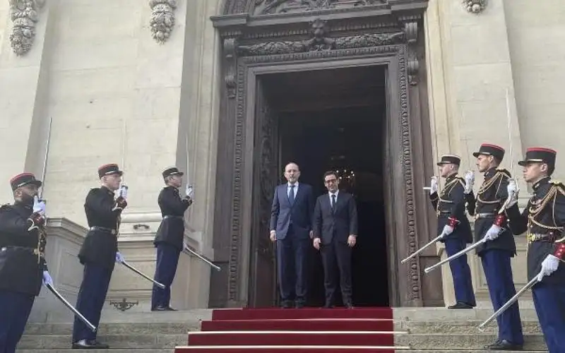 الصفدي في باريس لبحث التصعيد في