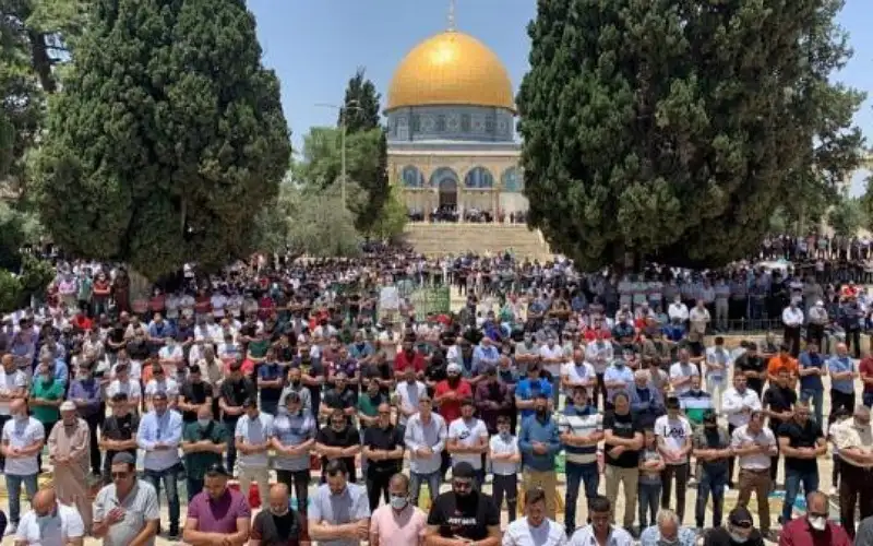 40 ألفا يؤدون صلاة الجمعة في