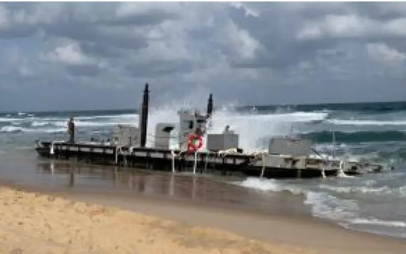 الأمواج تجرف جزءا من الرصيف الأمريكي