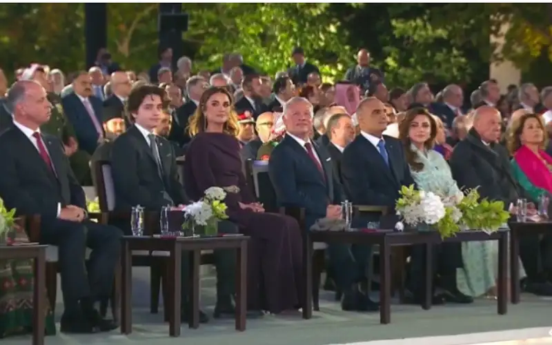 الملك ينعم بأوسمة ملكية على مؤسسات