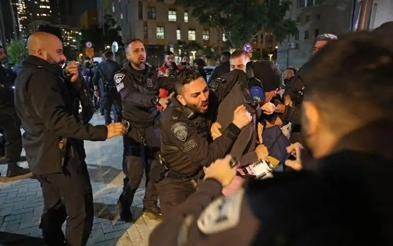 الشرطة تفرق مظاهرة بتل أبيب