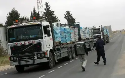 شاحنات مساعدات تدخل غزة عبر كرم