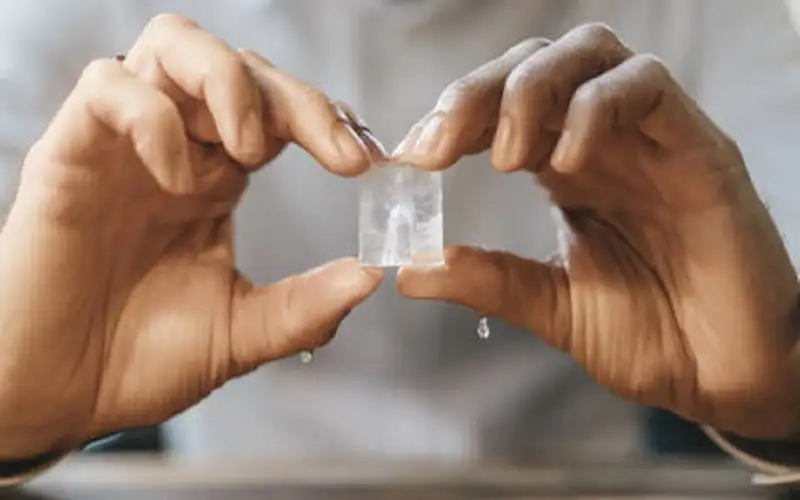 ماذا يحدث لأسنانك إذا مضغت الثلج