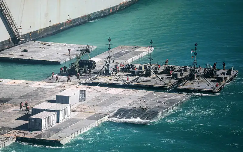 أمواج البحر تجرف جزءا من الرصيف