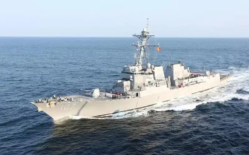 الحوثيون يستهدفون مدمرتين أميركيتين في البحر