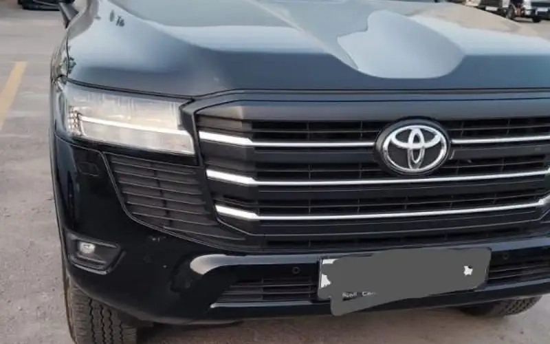 الأمن يخالف ويحجز سيارة ظهرت بصورة