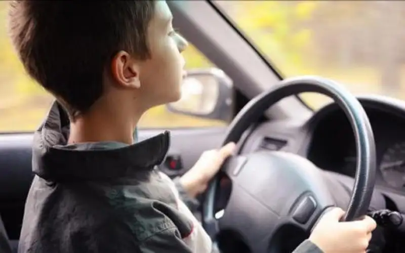 ضبط حدث يقود مركبة على الطريق