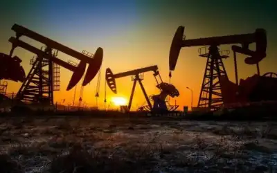 النفط يرتفع بفضل توقعات الطلب الأميركي