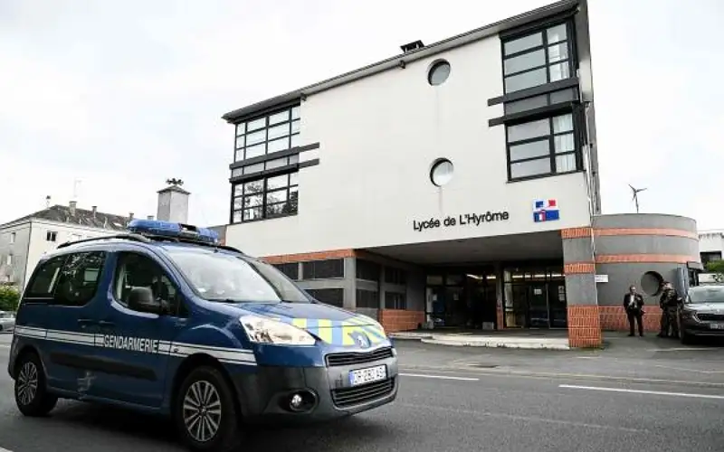 طالب في فرنسا يطعن معلمته بوجهها