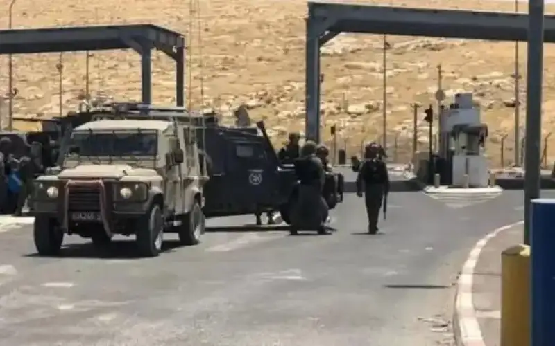 الاحتلال يغلق حاجز الكونتينر العسكري ببيت