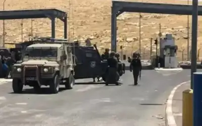 الاحتلال يغلق حاجز الكونتينر العسكري ببيت