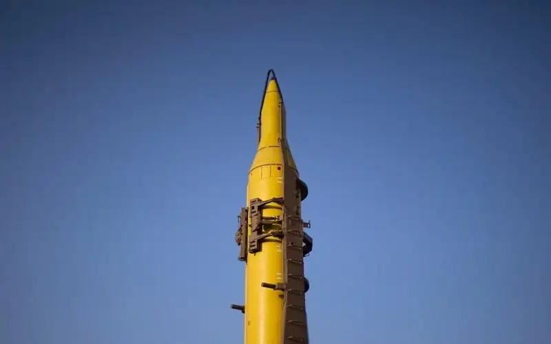 صاروخ باليستي يطلق من البحر بخدمة