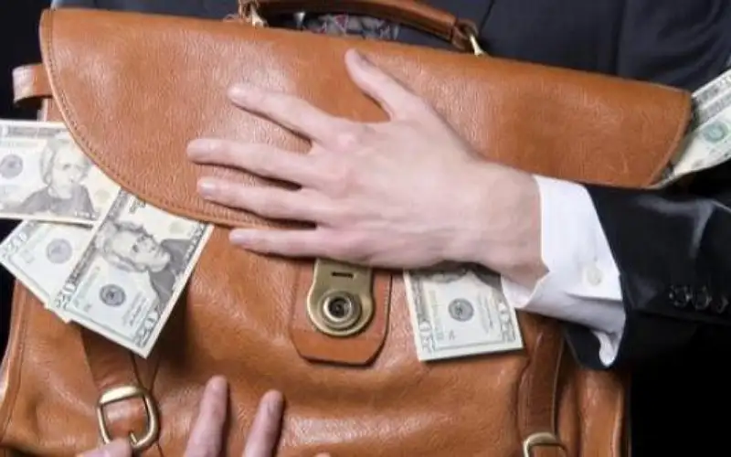 مدعي عام الفساد يوقف موظفا في